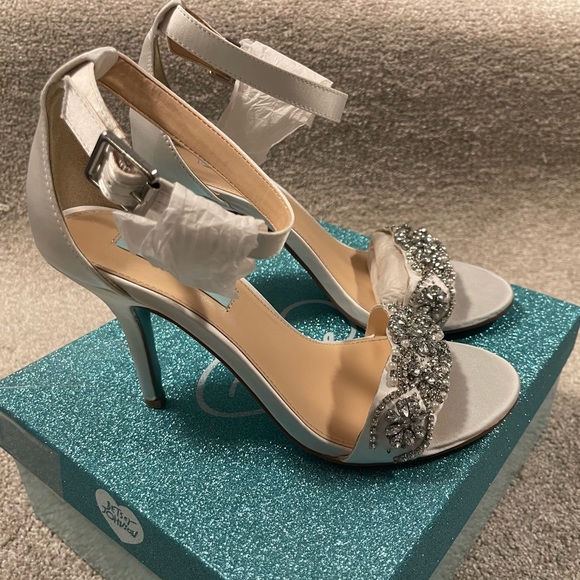 Women’s Betsey Johnson Ivory Wedding Heels with Gems - Size 7 the only one left! - Picture 2 of 4